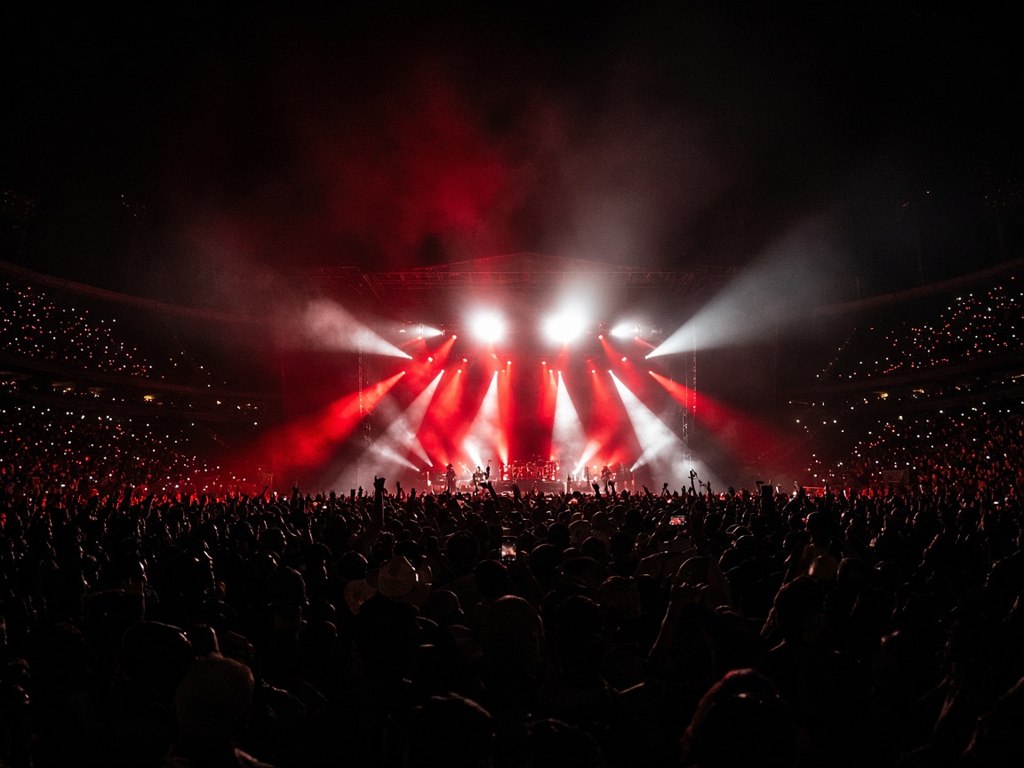 Ambiente de estadio con luces rojas en concierto