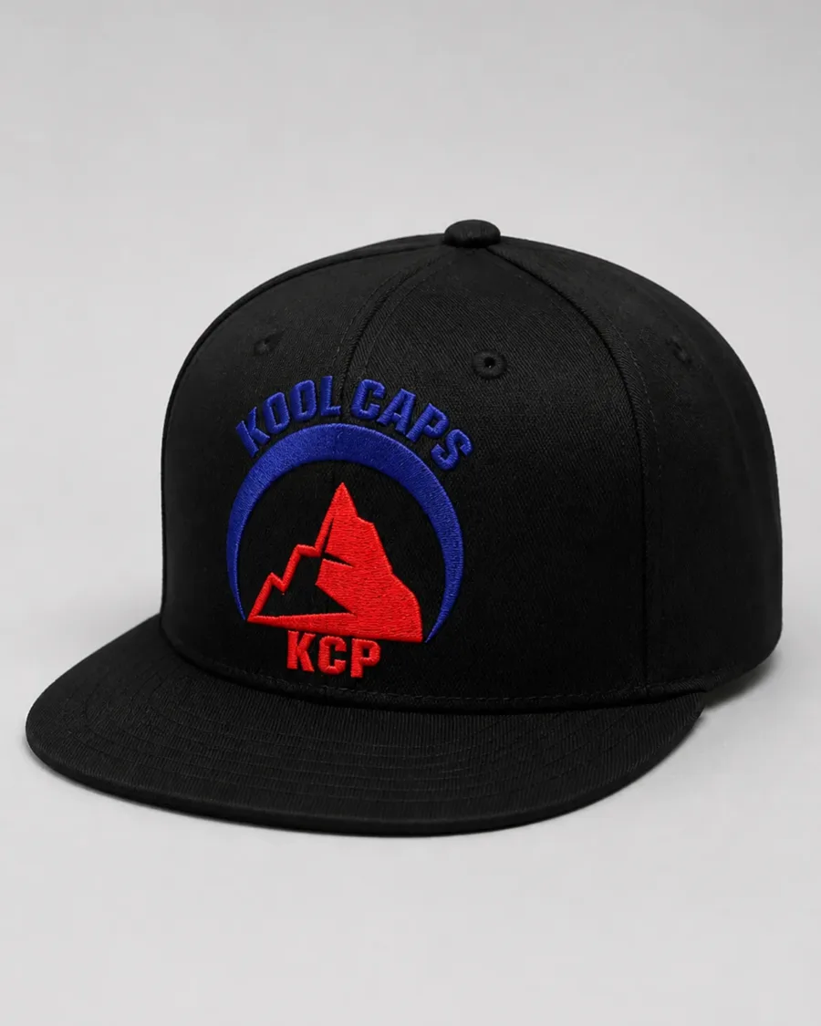 Gorra negra con el logotipo de Kool Caps bordado en azul y rojo