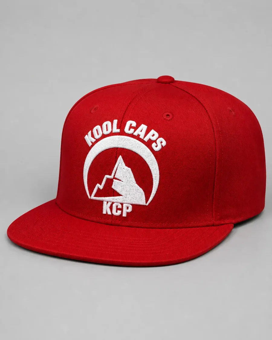 Gorra roja con el logotipo de Kool Caps bordado en blanco
